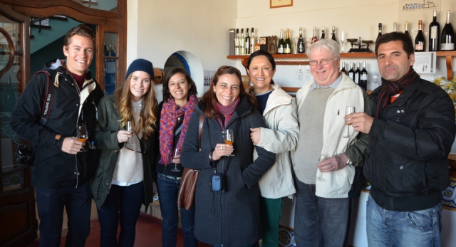 grupo en la bodega.jpg